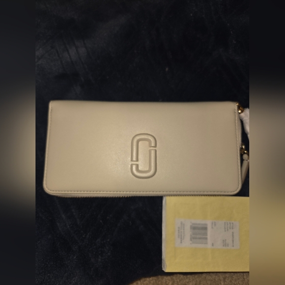 The Covered Marc Jacob Continental Wallet - Picture 2 of 4